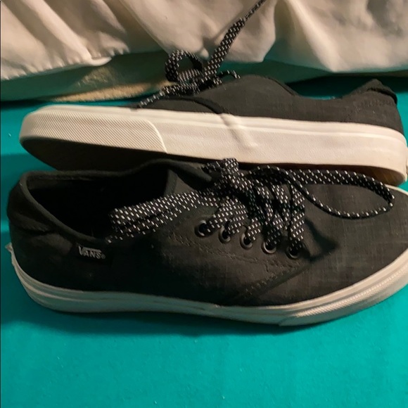 Black/Grey Vans with polka dot shoelaces - Picture 3 of 7